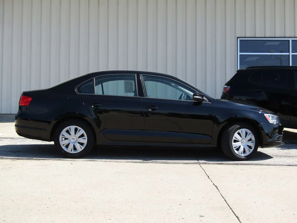 Used 2011  Volkswagen 2.5L SE image 2