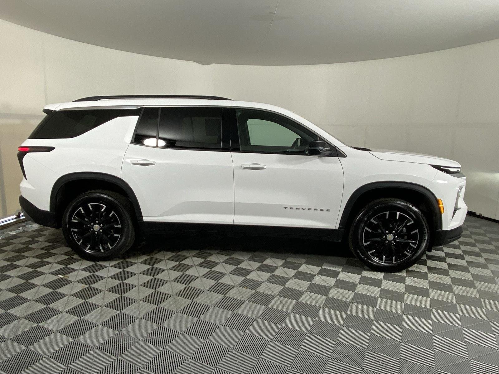 Used 2025 Summit White Chevrolet LT image 10