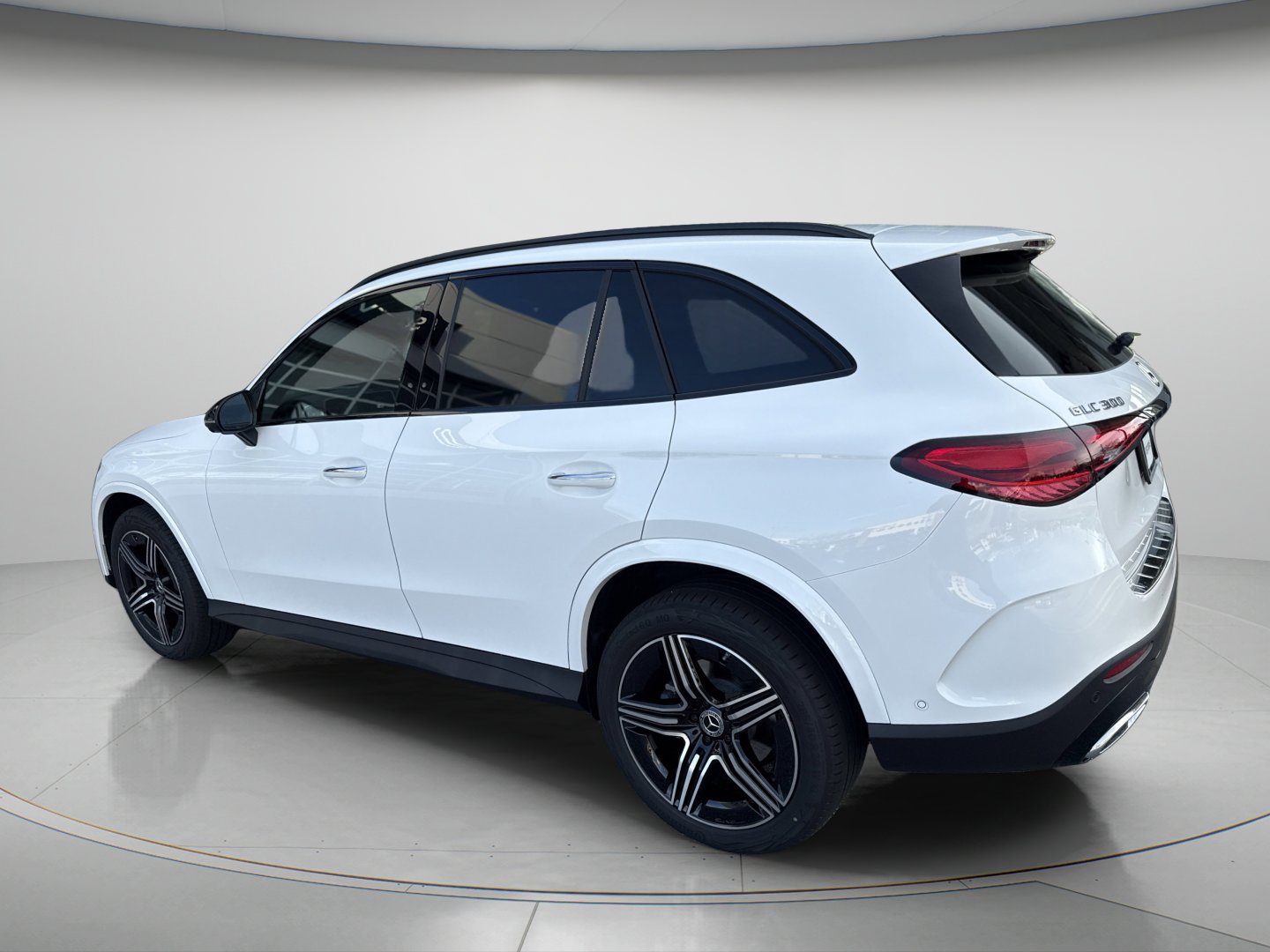 Certified Used 2026 Polar White Mercedes-Benz GLC 300 image 3