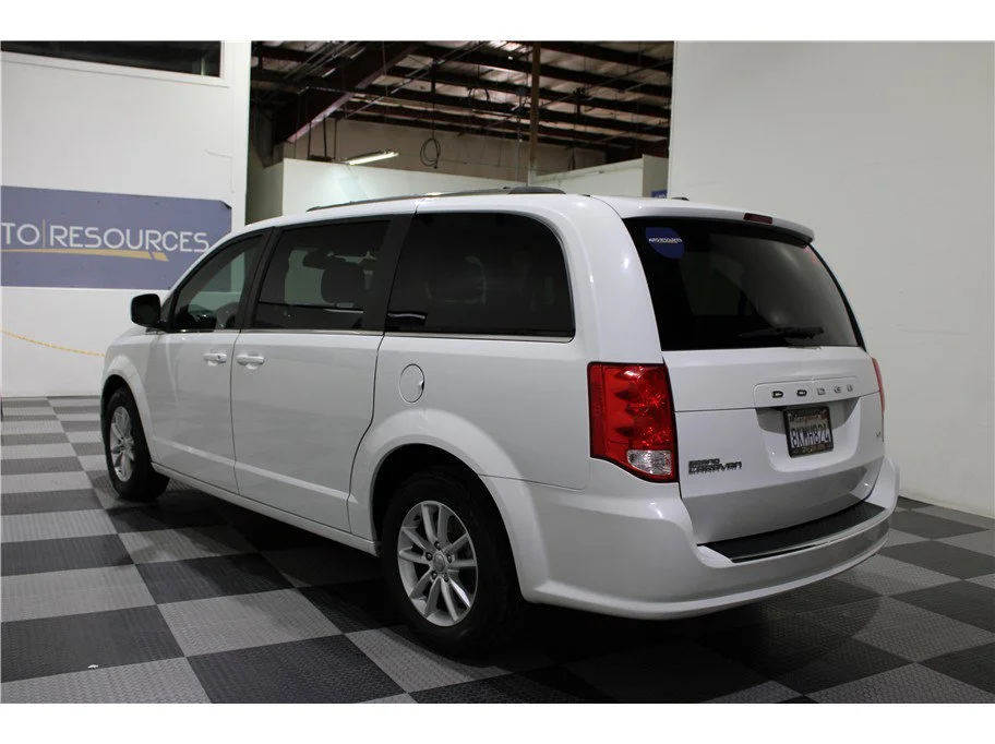 Used 2019 White Knuckle Clearcoat Dodge SXT image 6