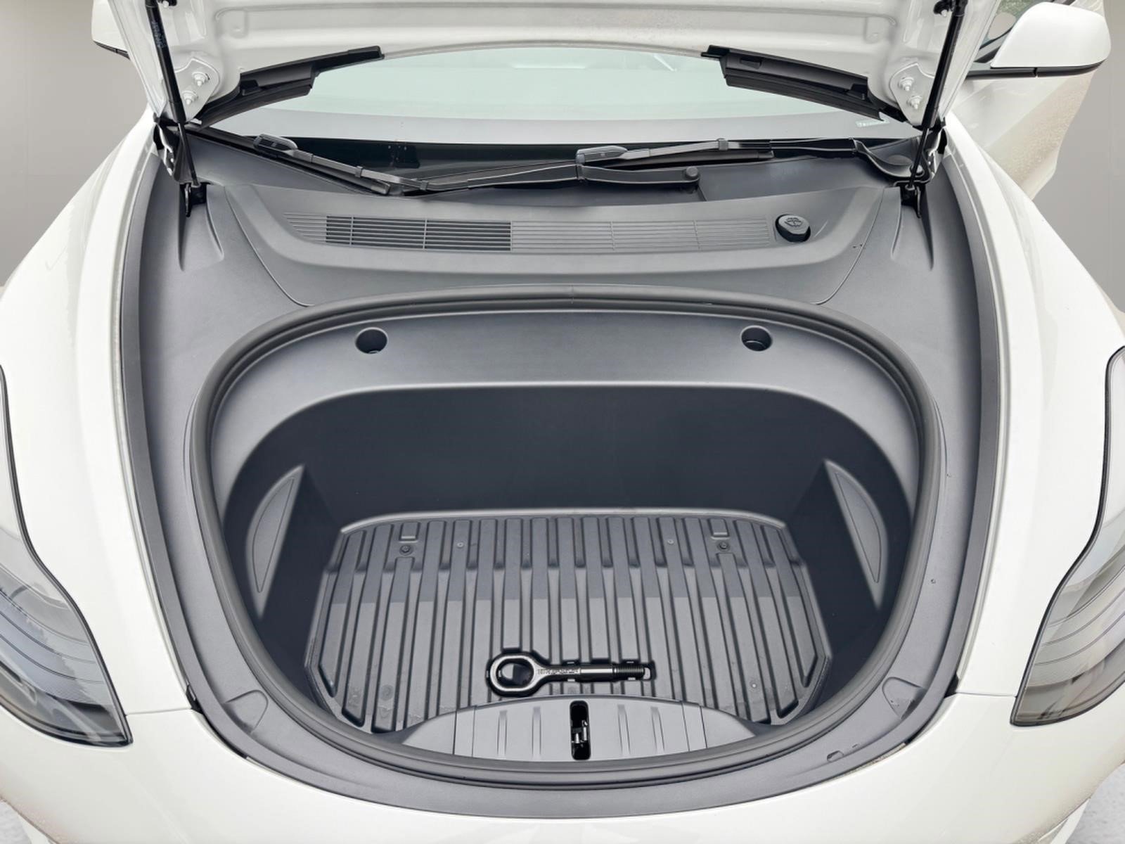 Used 2023  Tesla Base image 30