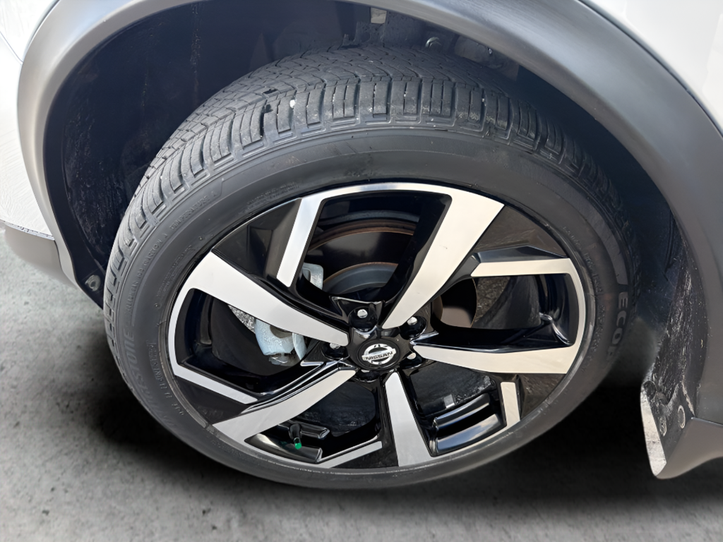 Used 2022 Silver Nissan SL image 44