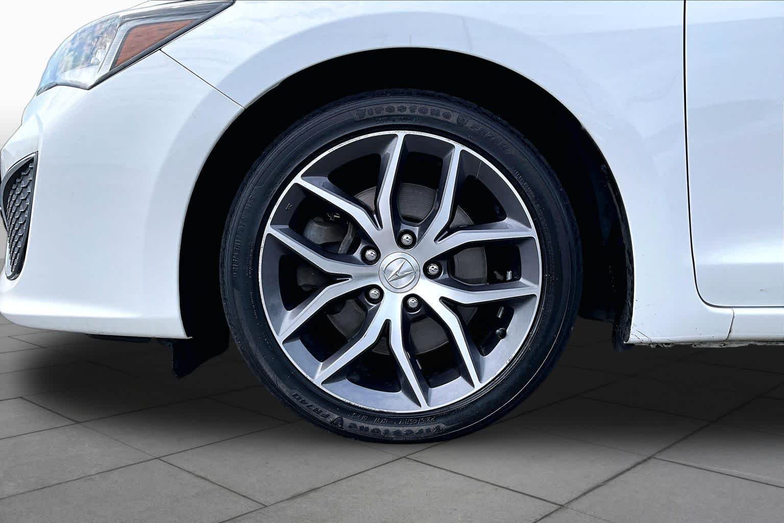 Used 2019 Platinum White Pearl Acura w/Premium Pkg image 11