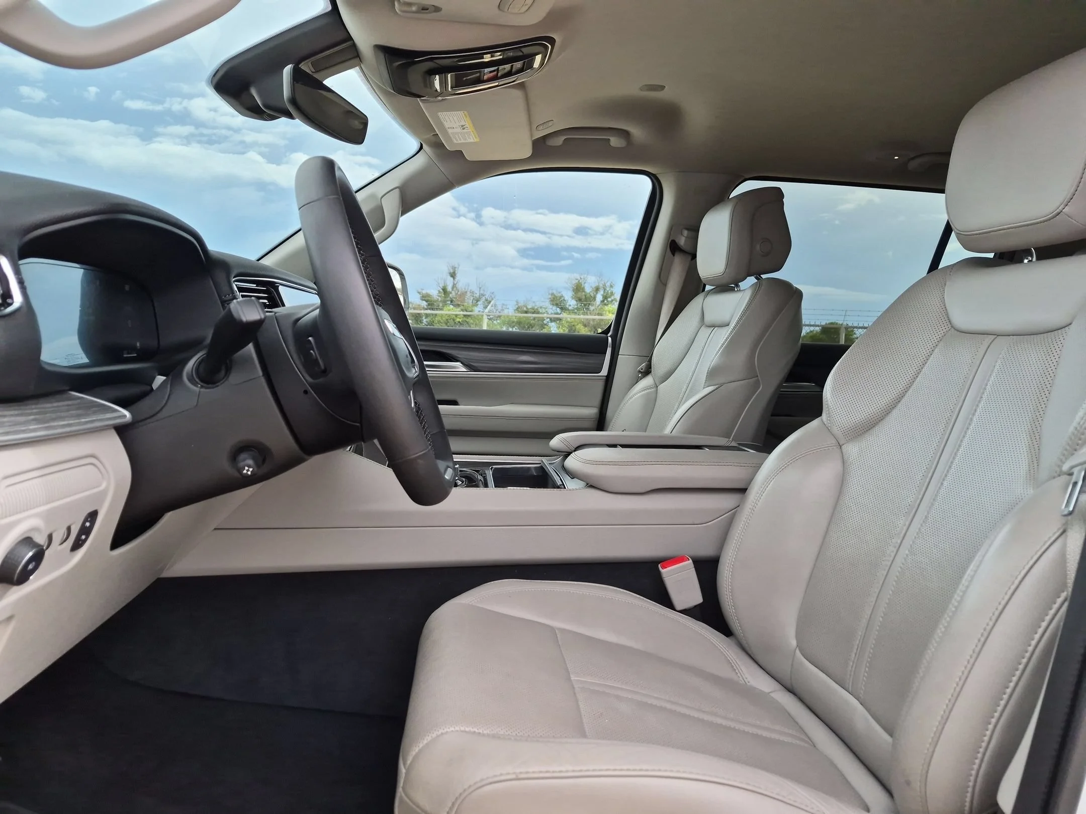Used 2024 White Jeep Series II image 9