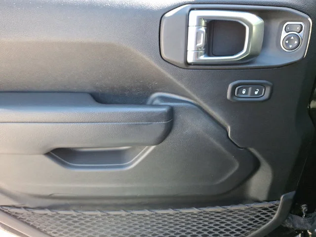 Used 2022 Black Jeep Sport image 14