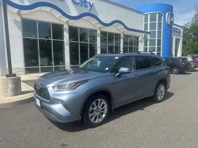Used 2022 Moon Dust Toyota Limited image 4