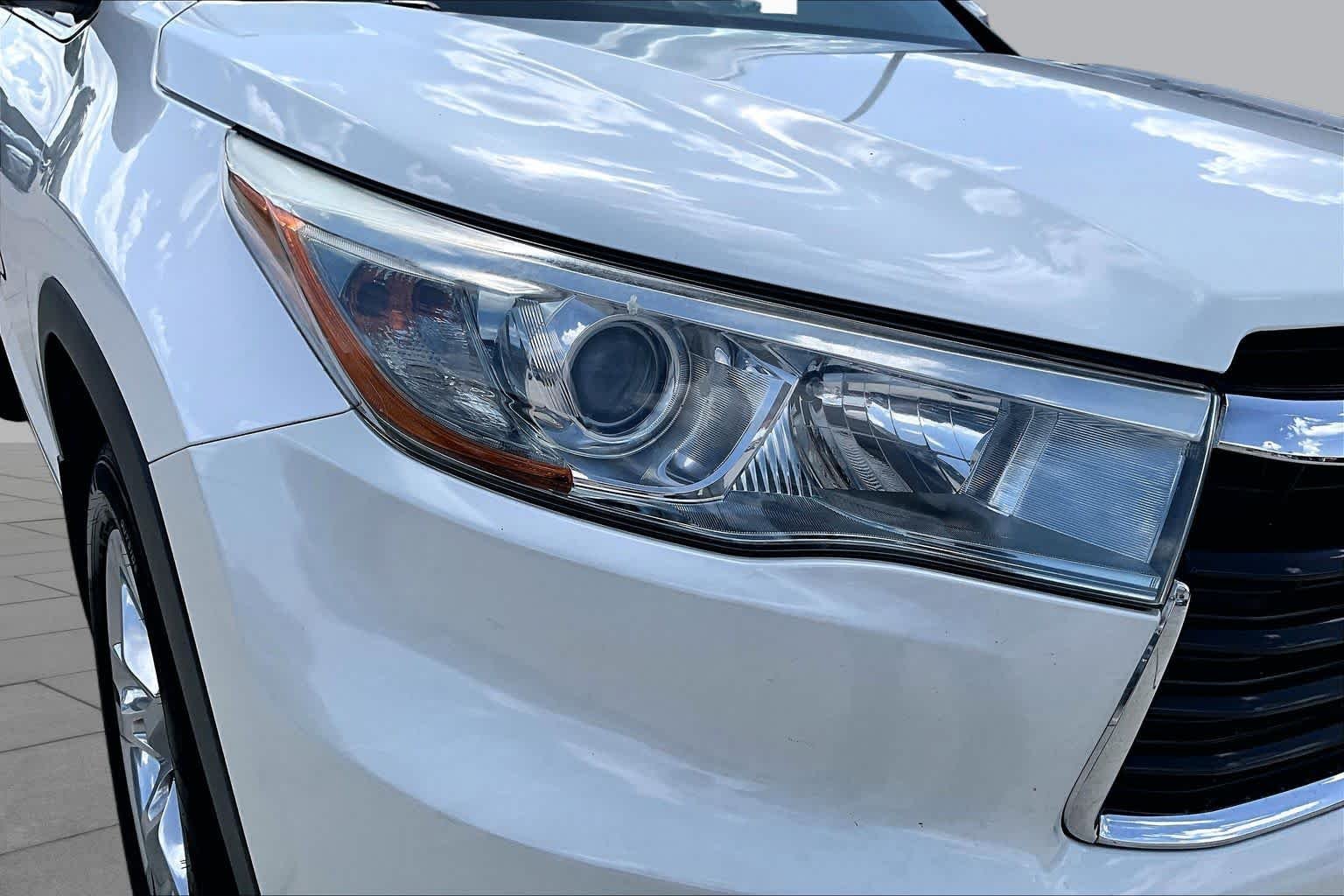 Used 2016 Blizzard Pearl Toyota Limited image 27