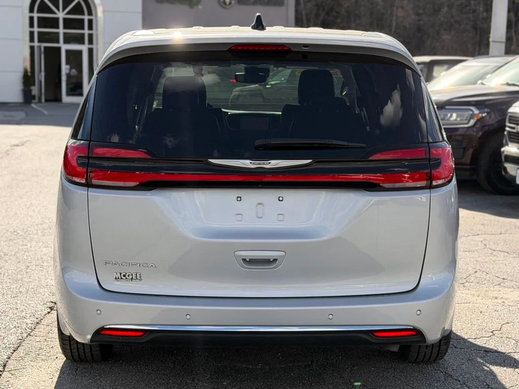 Used 2024 Silver Chrysler Touring L image 4