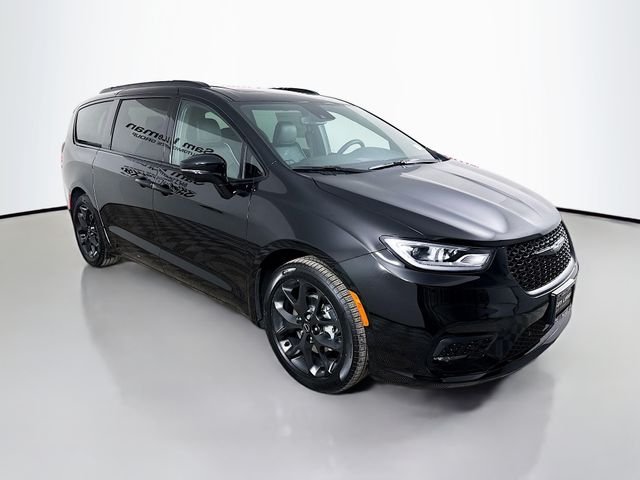 2026 Chrysler Pacifica Limited's photo