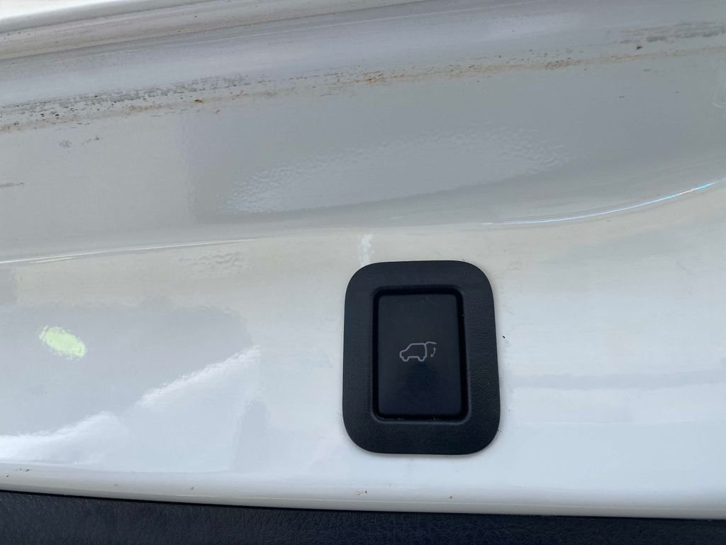 Used 2017 White Toyota XLE image 7