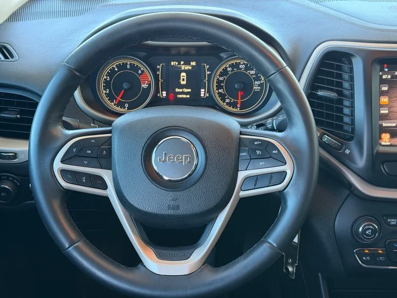 Used 2017 Granite Crystal M Jeep Latitude image 12
