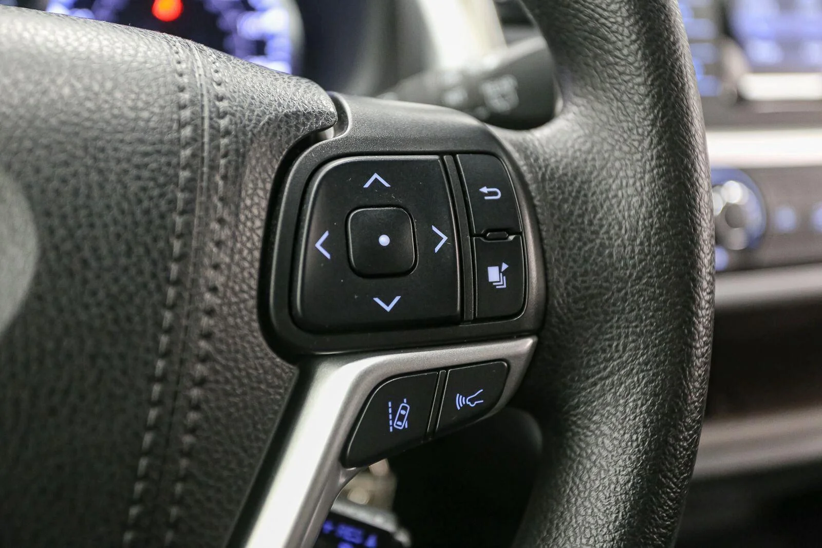 Used 2019 Predawn Gray Mica Toyota LE image 31