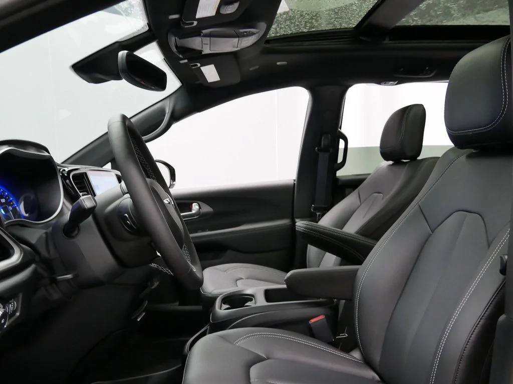 2026 Chrysler Pacifica Select - Photo 17