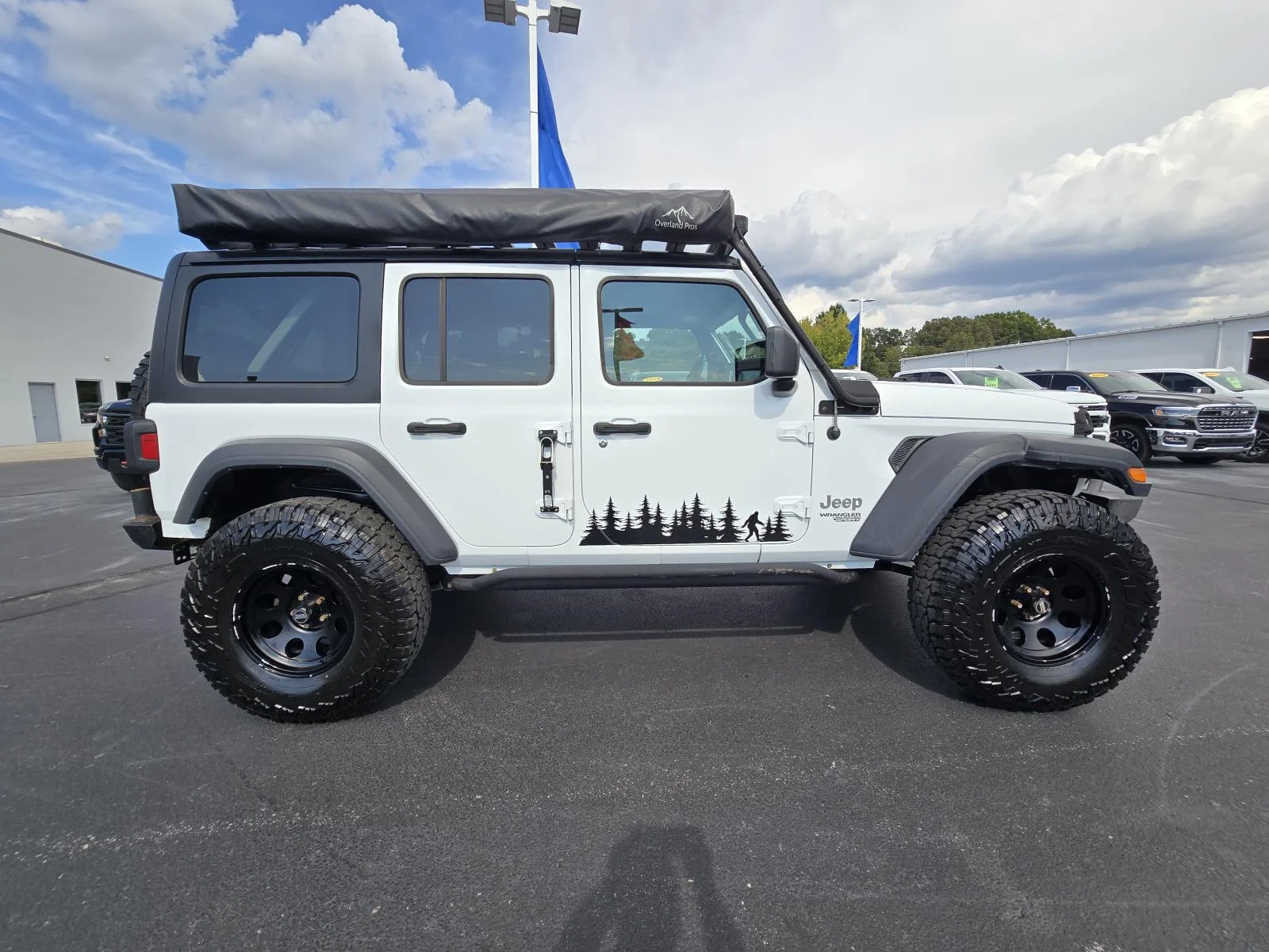 Used 2018 Bright White Clearcoat Jeep Sport S image 8