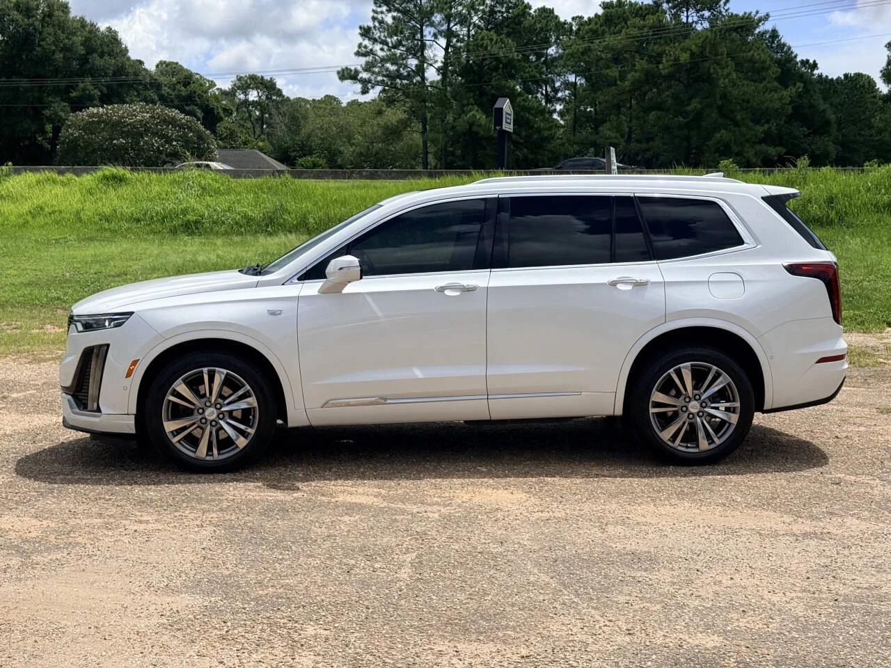 Used 2021 White Cadillac Premium Luxury 4x4 4dr SUV image 2