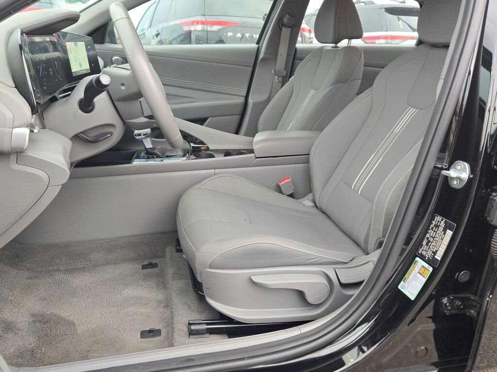 Used 2025 Black Hyundai SEL Convenience image 20