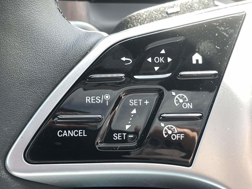 New 2026 2040/Black Mercedes-Benz GLC 300 image 34