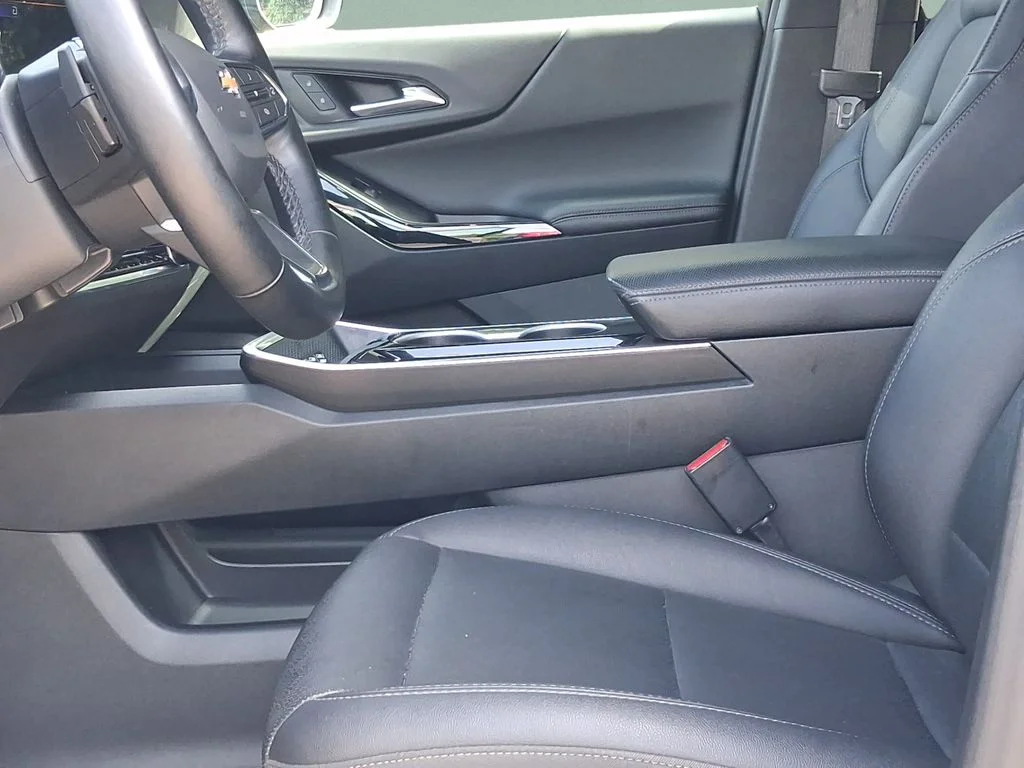 Used 2025 Mosaic Black Metallic Chevrolet LT image 18