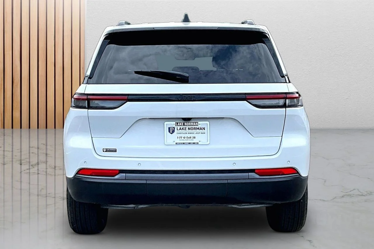 New 2026 Bright White Clear-Coat Exterior Paint Jeep Altitude image 8