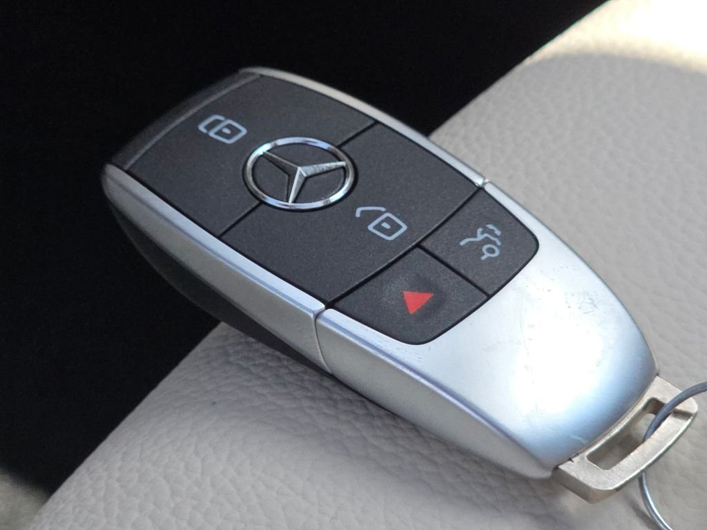 New 2026 Mountain Grey Metallic Mercedes-Benz GLB 250 image 38