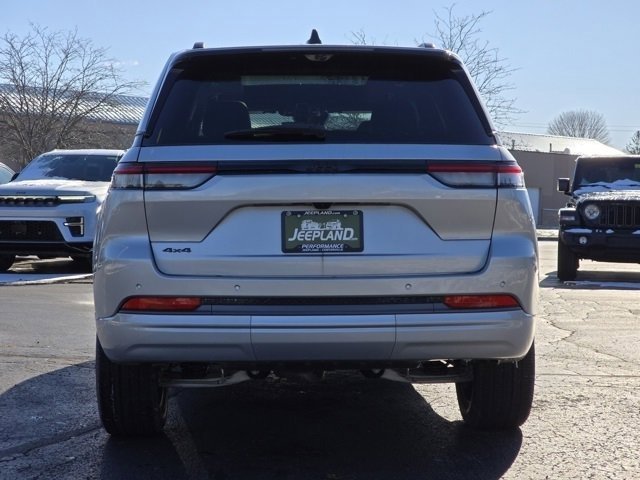 New 2026 Silver Zynith Exterior Paint Jeep Limited Reserve image 30