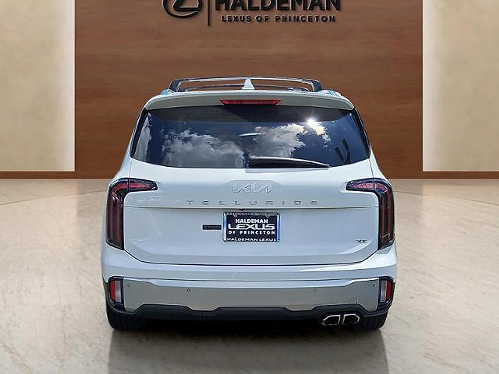 Used 2024 Glacial White Pear Kia EX image 5