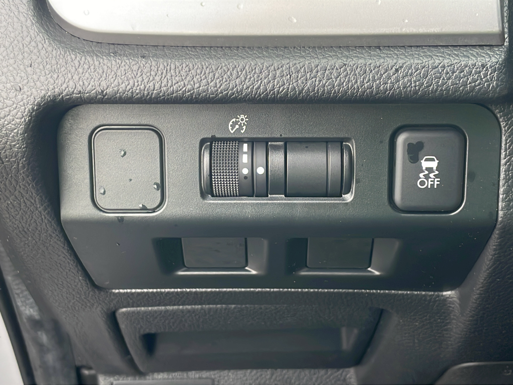 Used 2018 Silver Subaru 2.5i image 27
