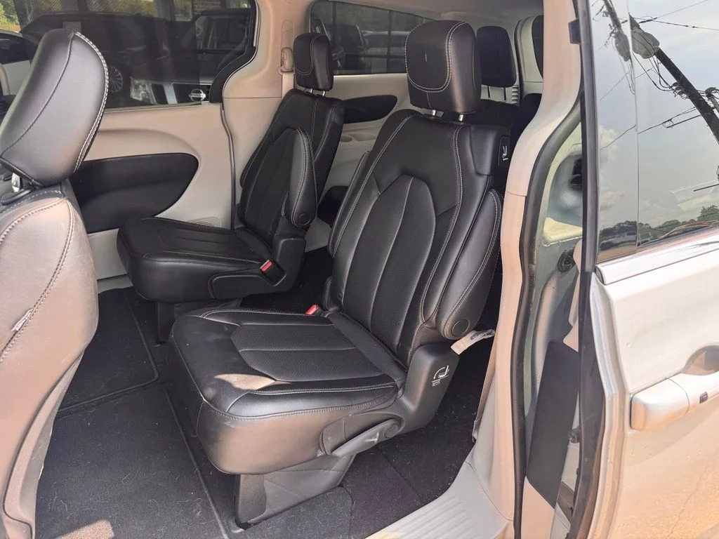 Used 2023 Silver Chrysler Touring L image 18