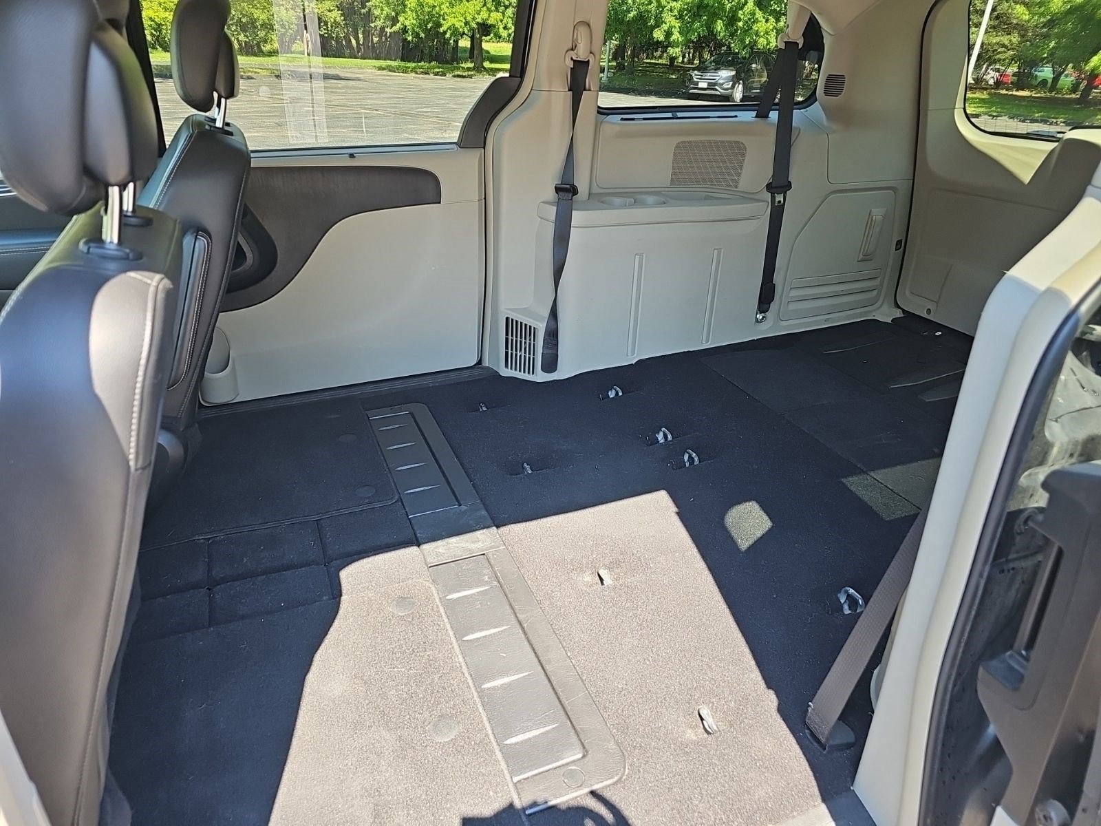 Used 2014 Brilliant Black Crystal Pearlcoat Chrysler Touring image 15
