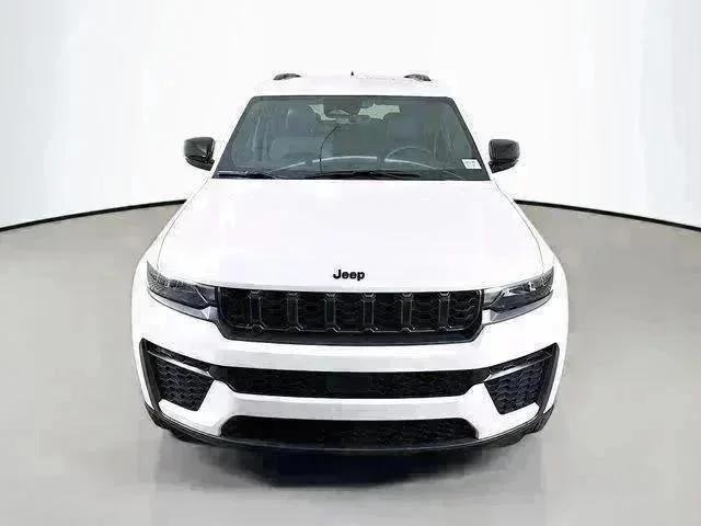 New 2026 Bright White Clear-Coat Exterior Paint Jeep Laredo image 2