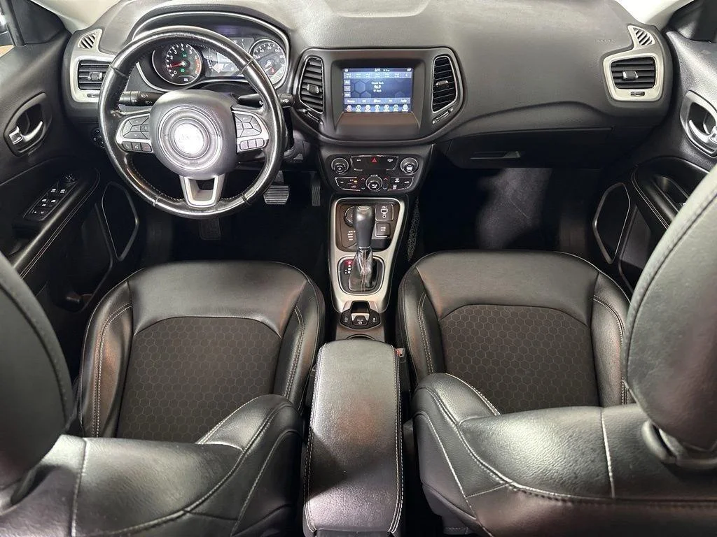 Used 2019  Jeep  image 2