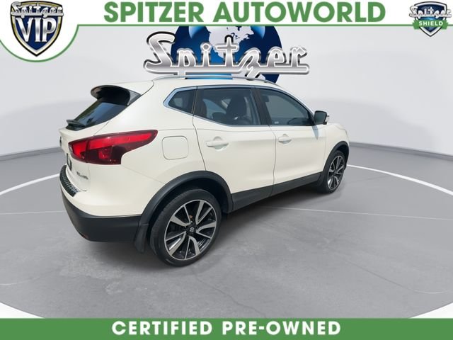 Used 2017 White Nissan SL image 9