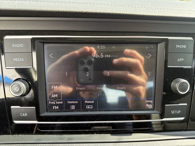 Used 2019  Volkswagen S image 18