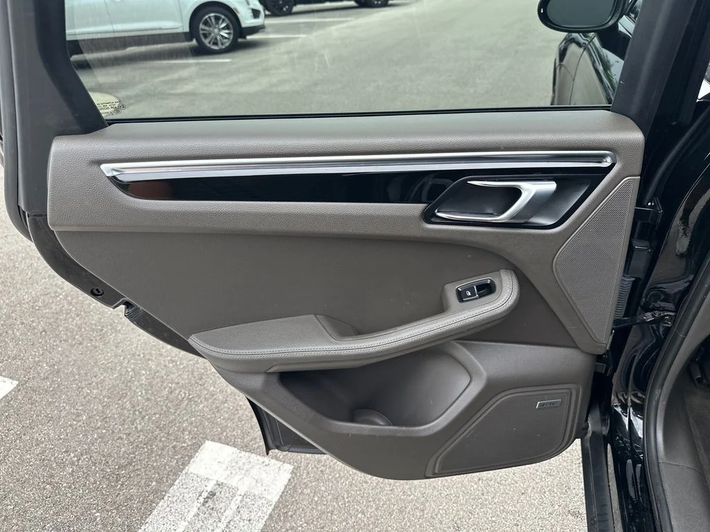 Used 2018  Porsche Base image 32