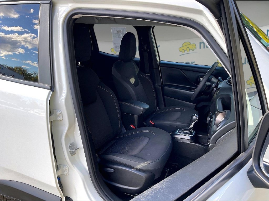 Used 2023 White Jeep Latitude image 11