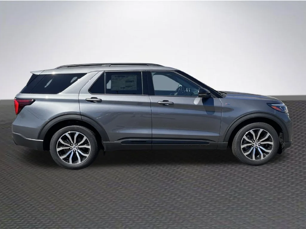 New 2026 Carbonized Gray Metallic Ford ST-Line image 8