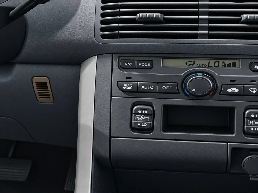 Used 2004 Silver Honda EX-L image 19