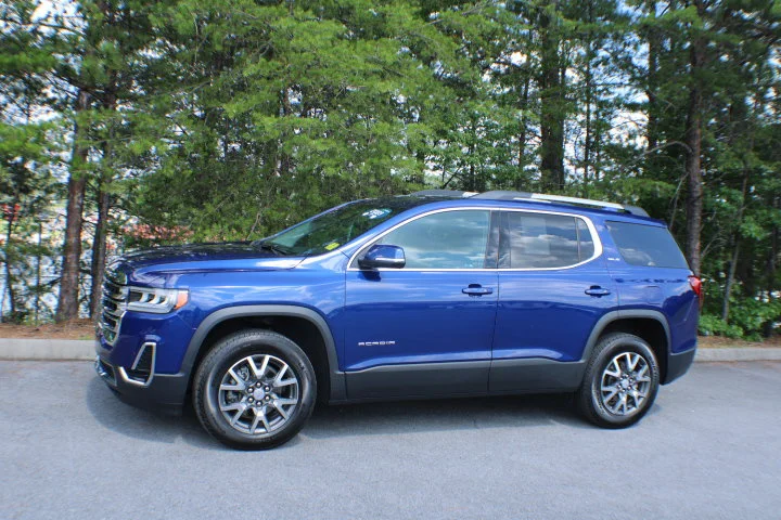 Certified Used 2023 Ultra Blue Metallic GMC SLE image 4