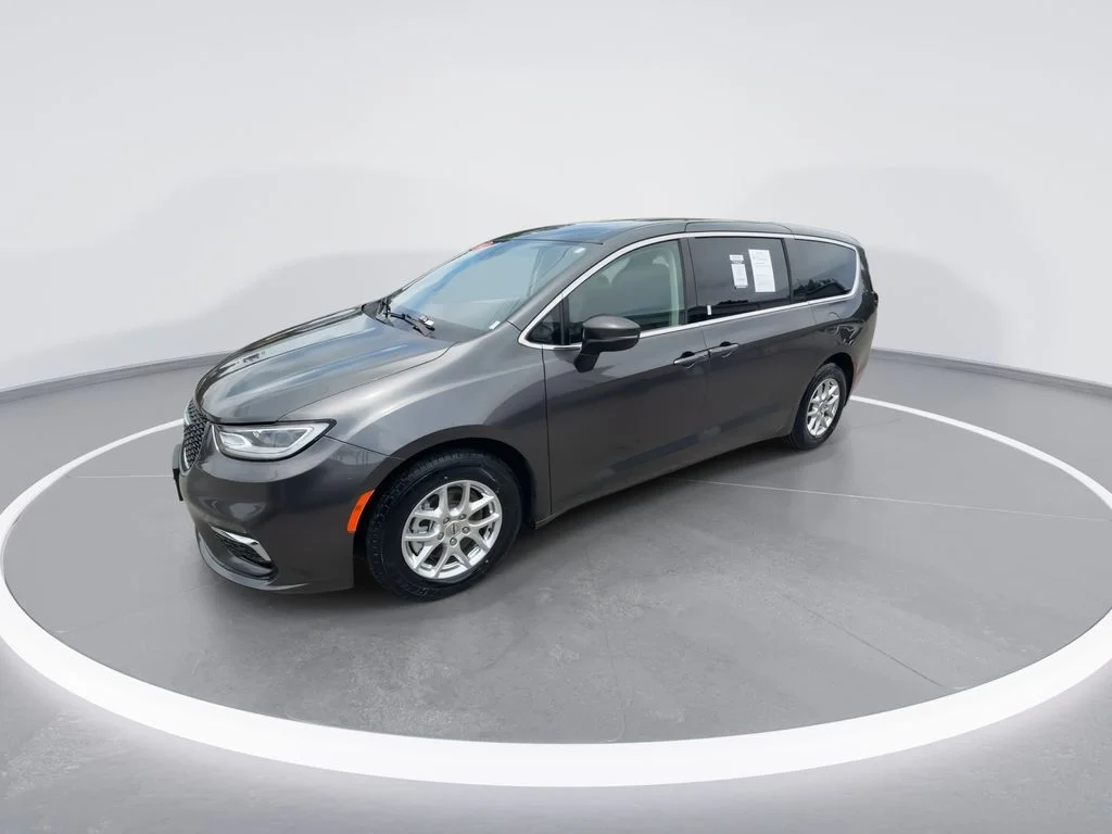 Used 2023 Gray Chrysler Touring L image 4