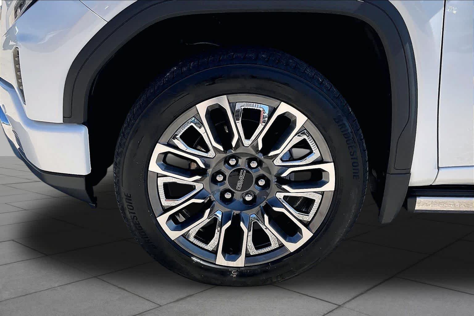 Used 2025 White Frost Tricoat GMC Denali Ultimate image 11