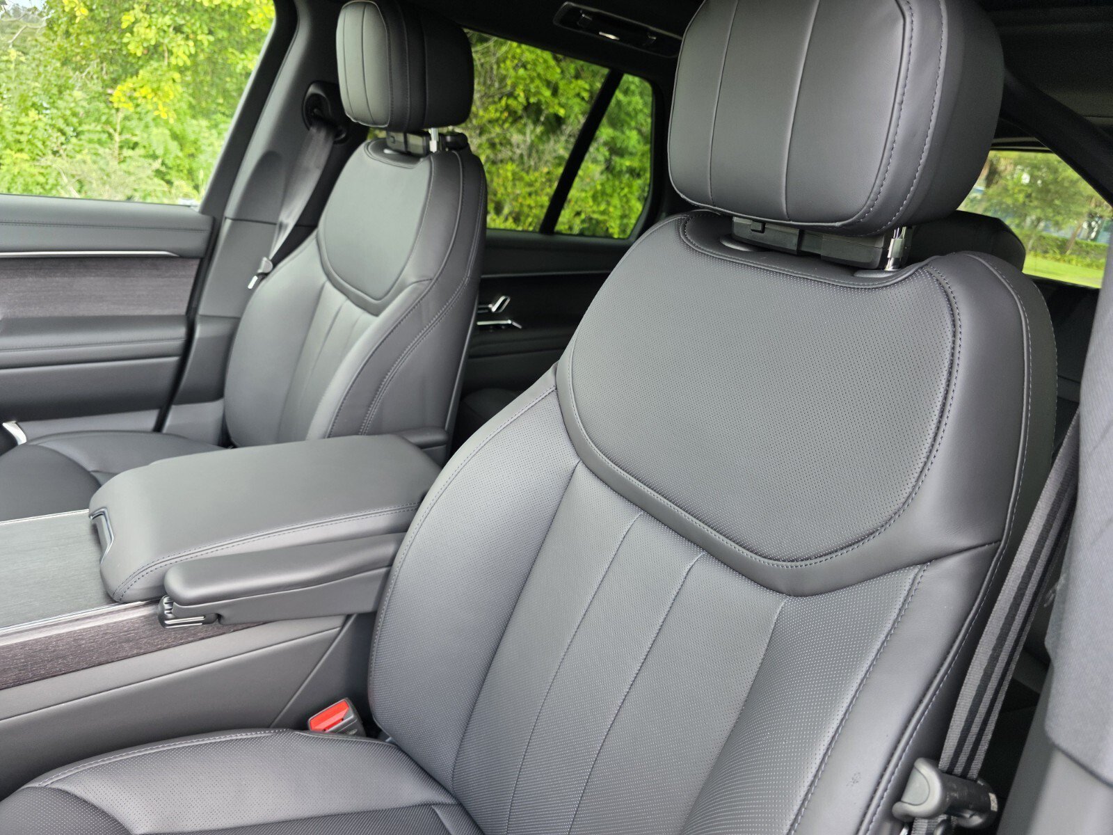 New 2026 Santorini Black Land Rover P400 SE image 12