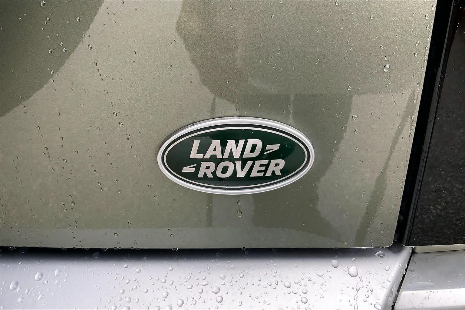 Used 2023 Pangea Green Metallic Land Rover SE image 9