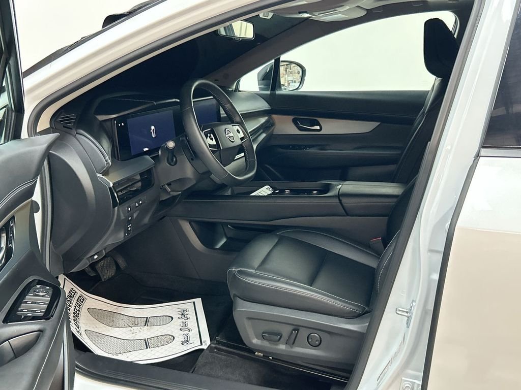 Used 2025 White Pearl Nissan SL image 13