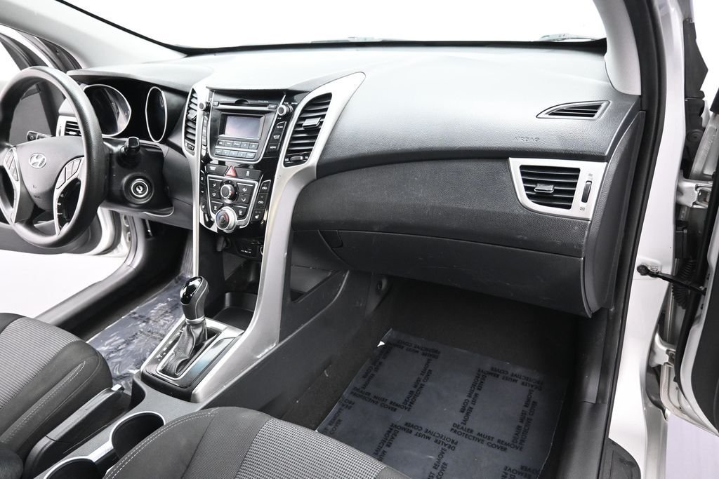 Used 2013 Shimmering Silver Metallic Hyundai Base image 20