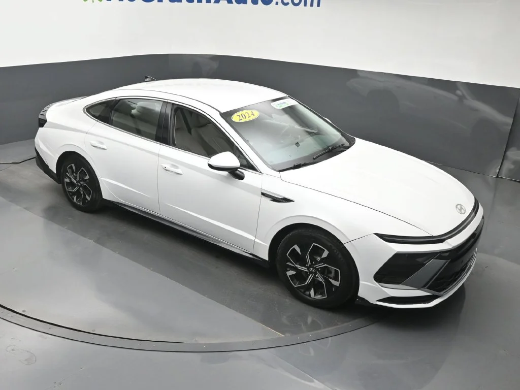 Certified Used 2024 White Hyundai SEL image 3