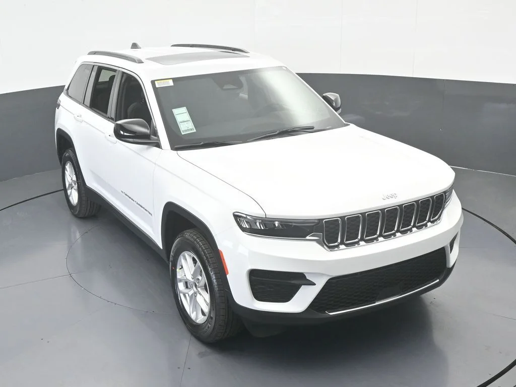 New 2026 Bright White Clear-Coat Exterior Paint Jeep Laredo X image 51