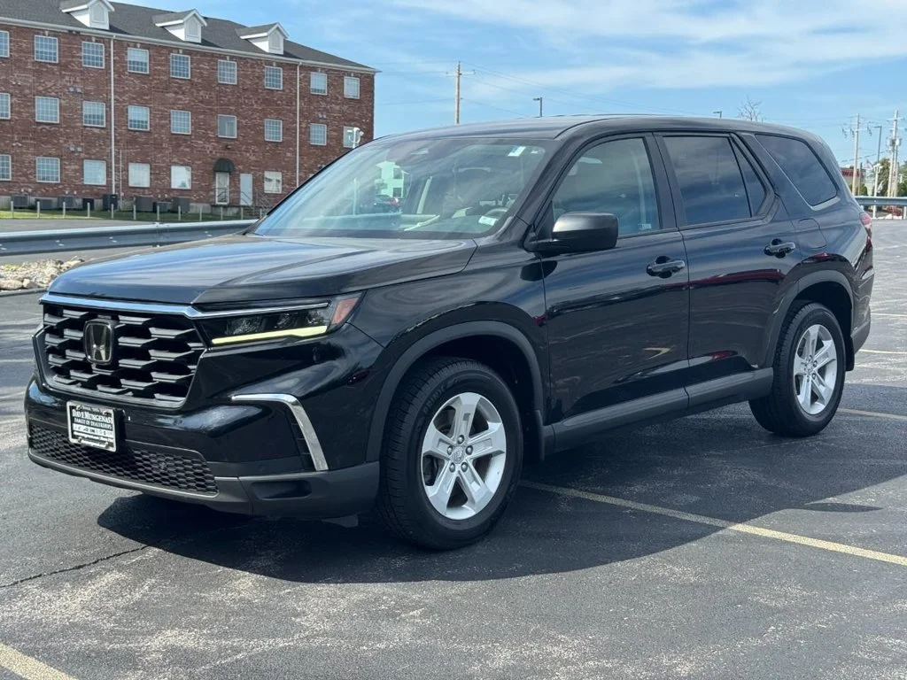 Used 2023 Black Honda LX image 9