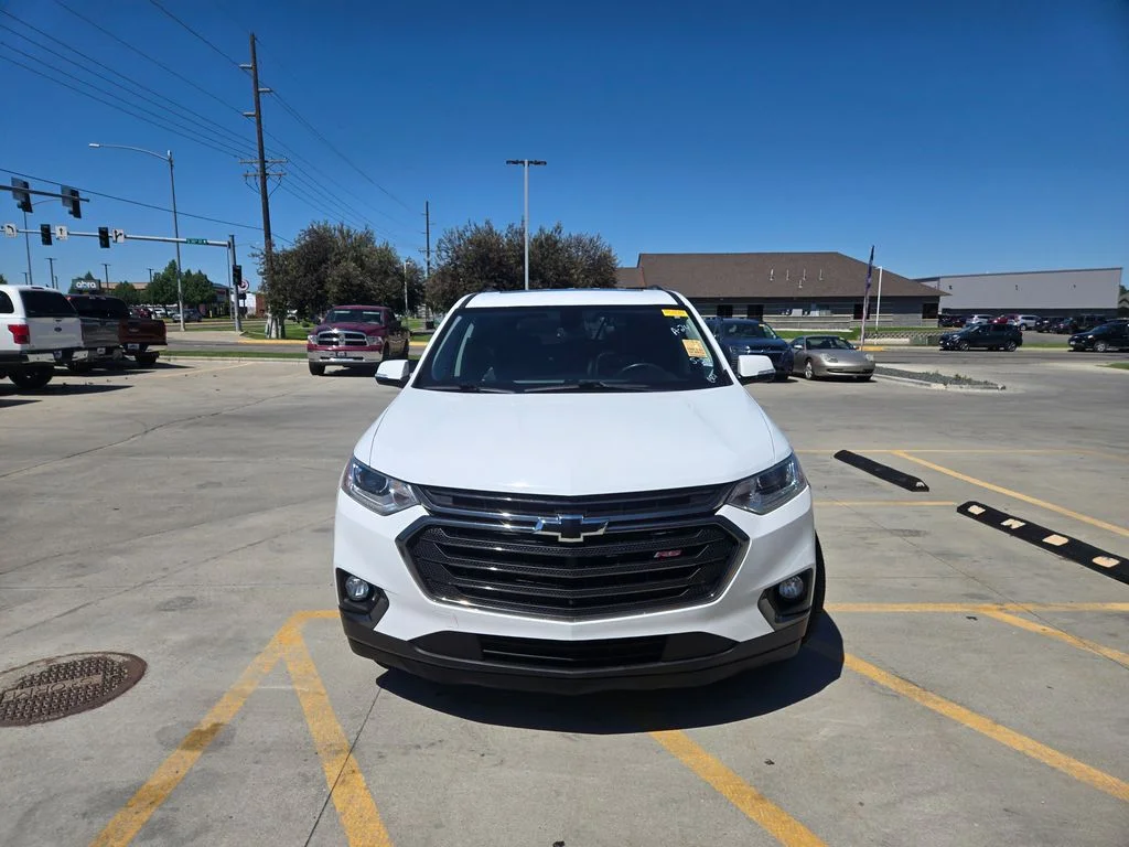 Used 2021  GMC SLE image 2