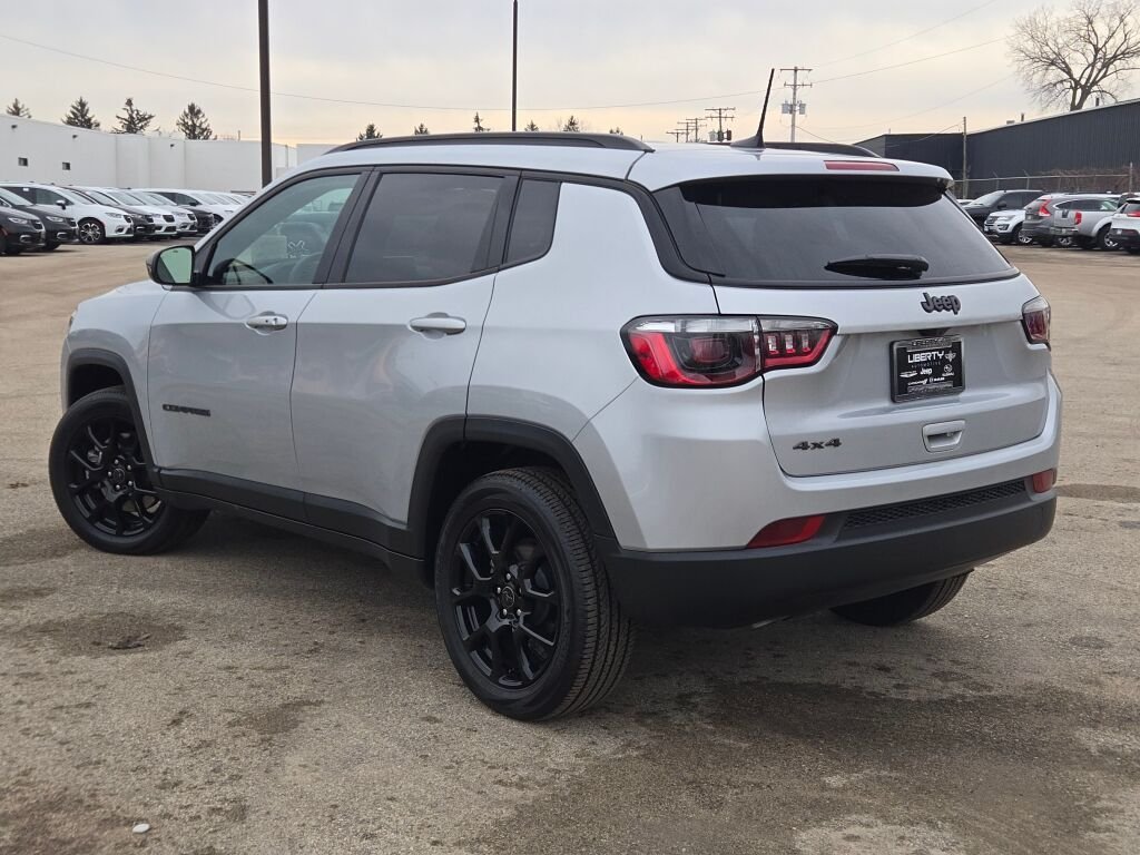 New 2026 Silver Zynith Metallic Clearcoat Jeep Latitude image 15