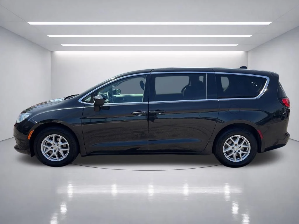 Used 2017 Brilliant Black Crystal Pearlcoat Chrysler Touring image 3